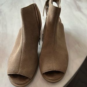 Barely Worn Koolaburra by Ugg beige suede Wedge peep Toe zip up shoe